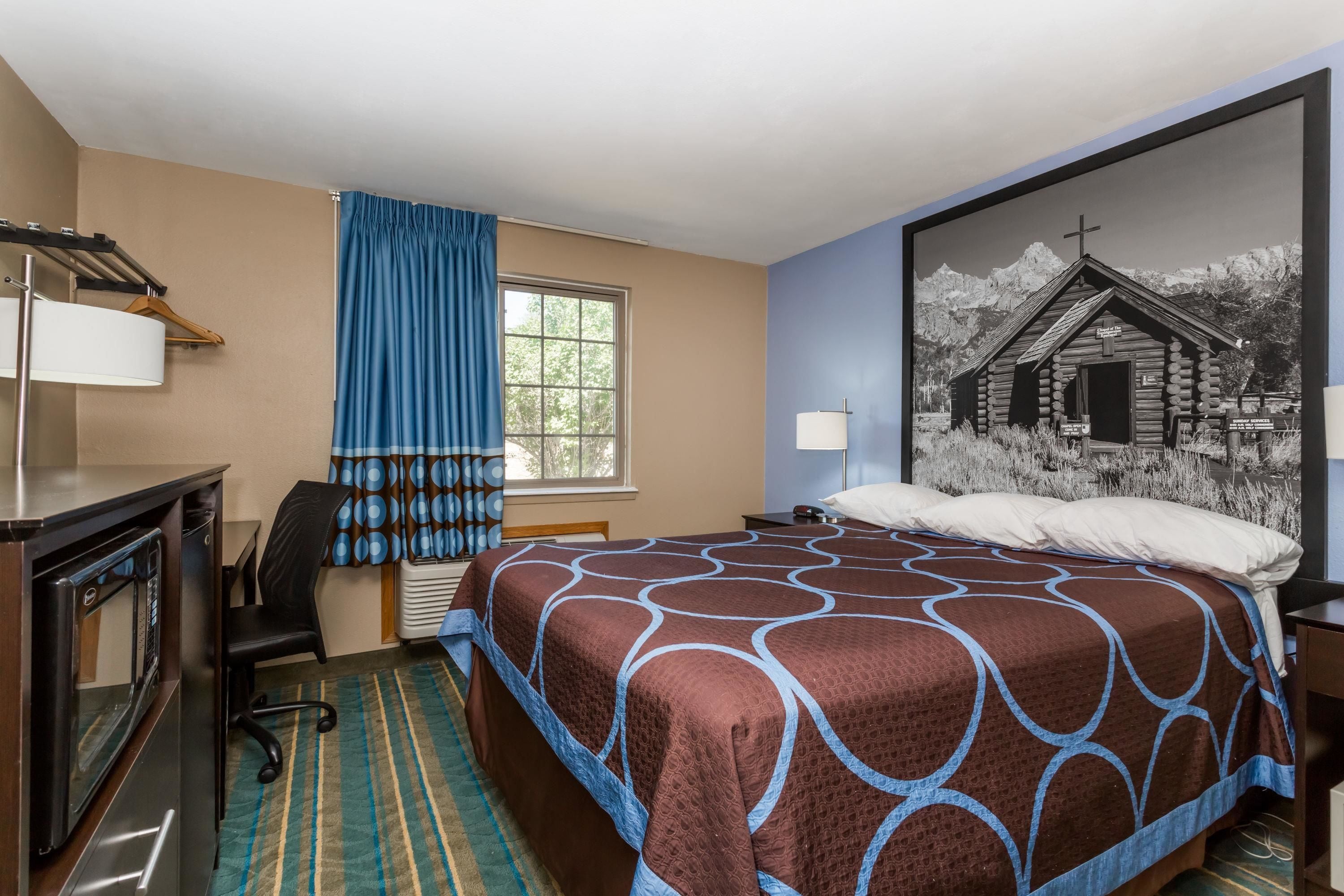 Standard Room, 1 Queen Bed | In-room safe, desk, free cribs/infant beds, rollaway beds