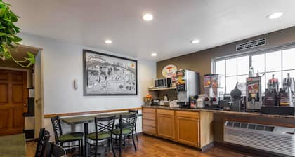 Super 8 by Wyndham Douglas