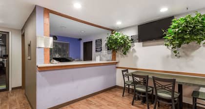 Super 8 by Wyndham Douglas