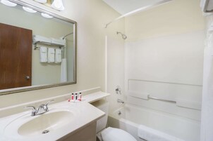 Bañera con ducha, artículos de tocador gratuitos, secador de pelo