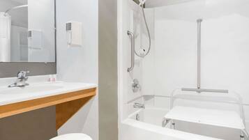 Kamar, akses difabel | Kamar mandi | Kombinasi shower/bathtub, bathtub besar, dan perlengkapan mandi gratis