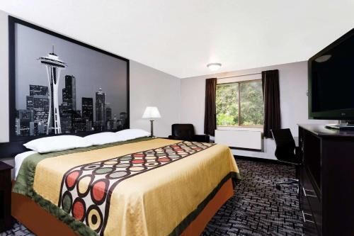 Premium bedding, desk, laptop workspace, rollaway beds