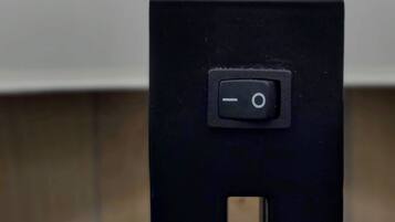 Un dispositivo electrónico negro con botón de encendido y pantalla.