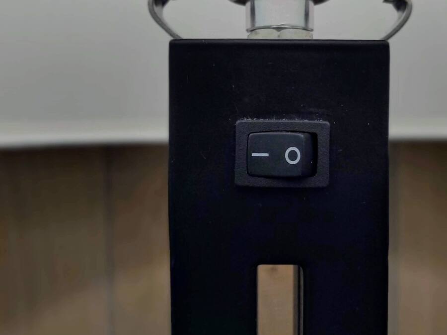 Un dispositivo electrónico negro con botón de encendido y pantalla.