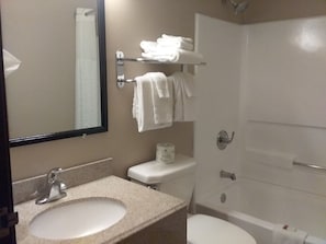 Habitación estándar, 2 camas Queen size | Baño | Amenidades de baño gratuitas, secadora de cabello, toallas