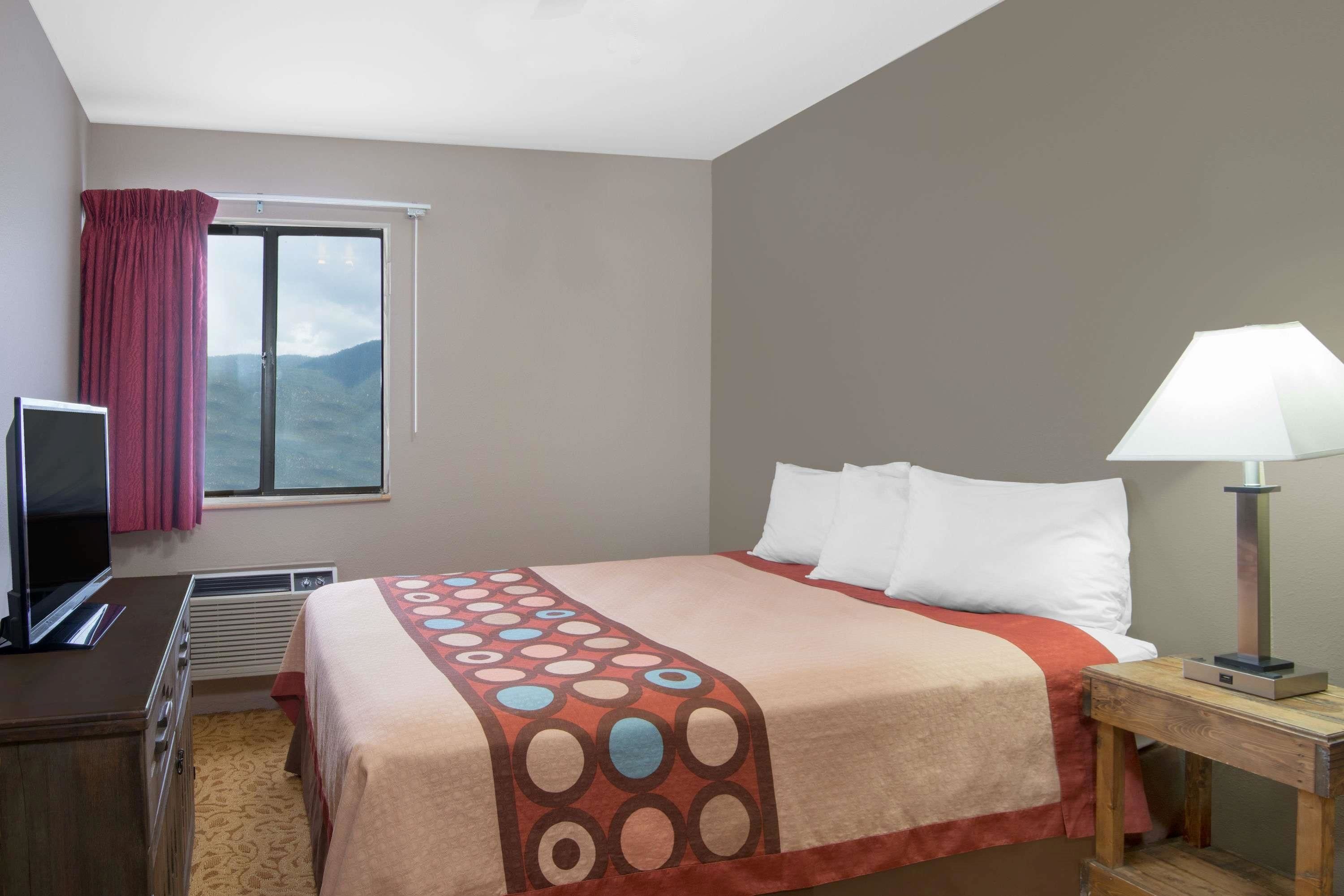 Escritorio, tabla de planchar con plancha, wifi gratis y ropa de cama 