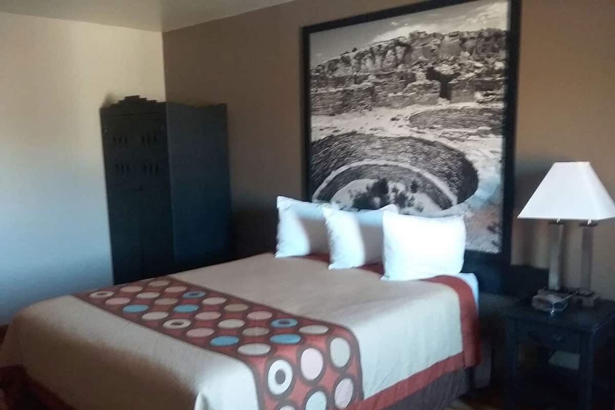 Escritorio, tabla de planchar con plancha, wifi gratis y ropa de cama