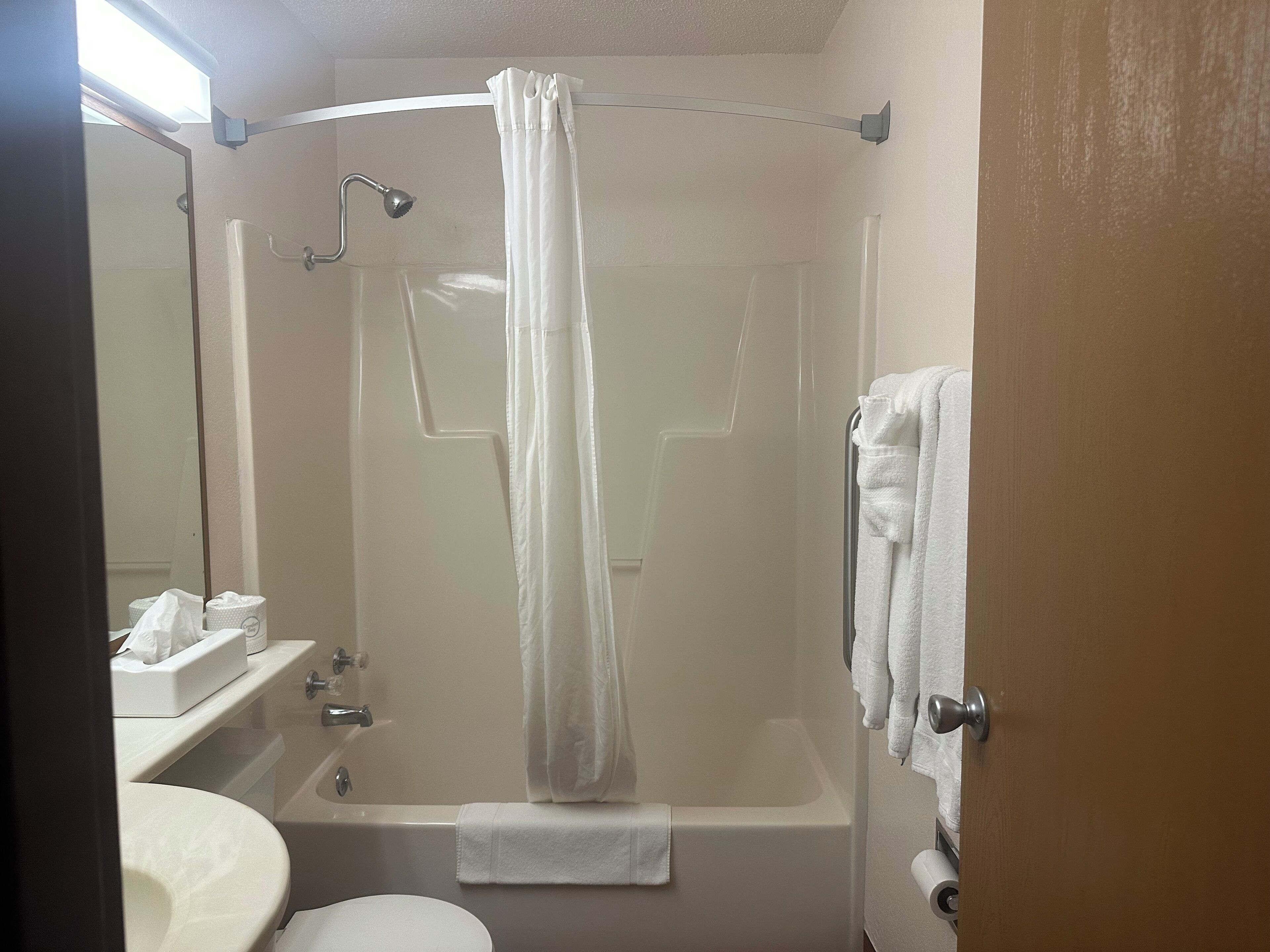Une salle de bain avec une douche, des toilettes et un lavabo.
