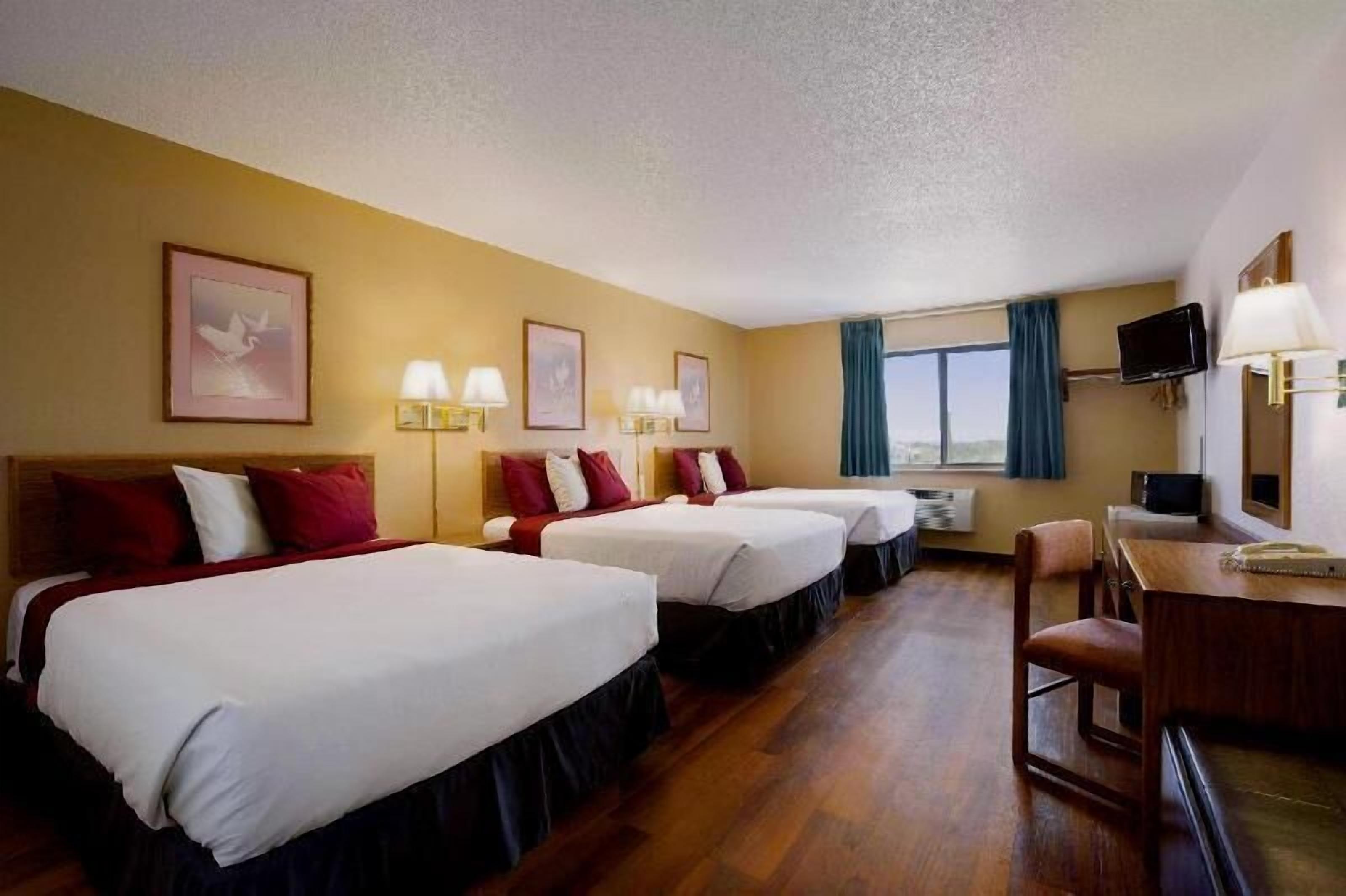 Schreibtisch, laptopgeeigneter Arbeitsplatz, Bügeleisen/Bügelbrett