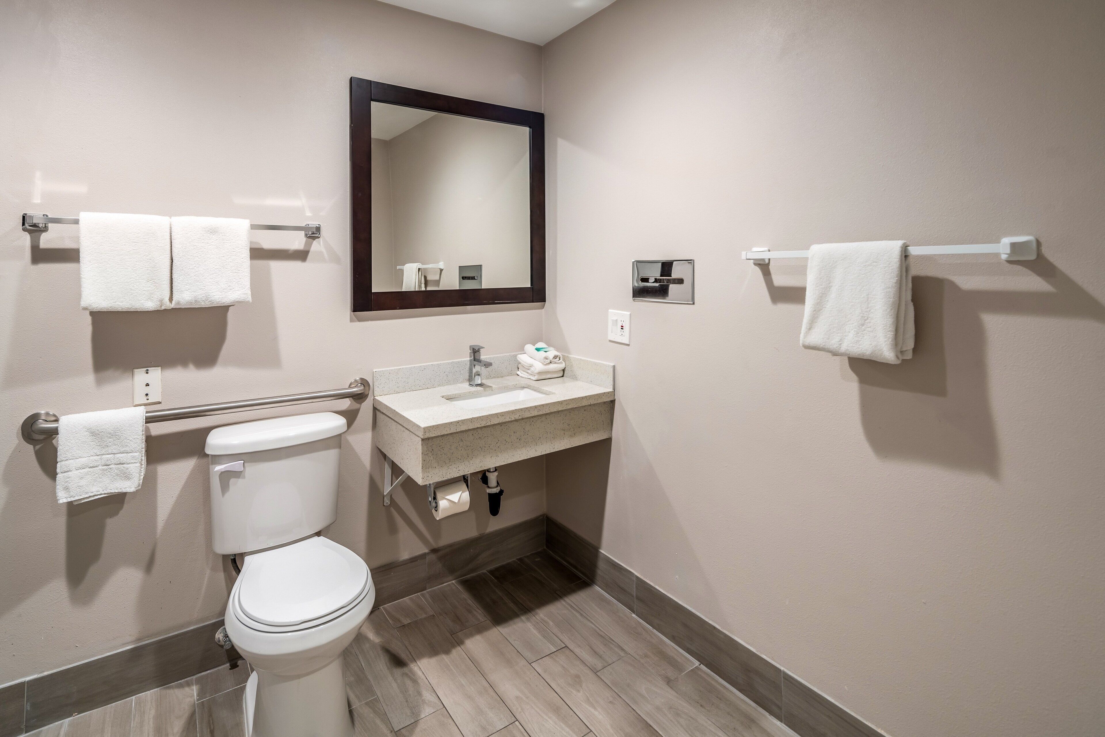 Deluxe kamer, 1 queensize bed, toegankelijk voor mindervaliden (Smoke Free) | Badkamer | Een hydromassagedouche, gratis toiletartikelen, een haardroger
