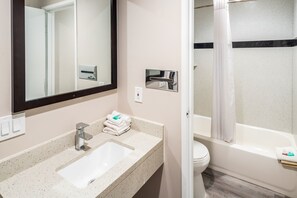 Superior Room, 2 Queen Beds (Smoke Free) | Bathroom