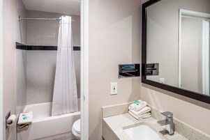 Un baño con bañera, inodoro y lavamanos.