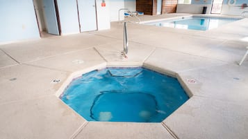 Piscina interna, funciona das 6h às 23h, espreguiçadeiras