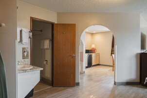 Deluxe Studio Suite, 1 King Bed, Non Smoking | Iron/ironing board, free cribs/infant beds, rollaway beds, free WiFi