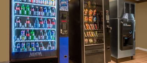 Tres máquinas expendedoras de bebidas con diferentes opciones.