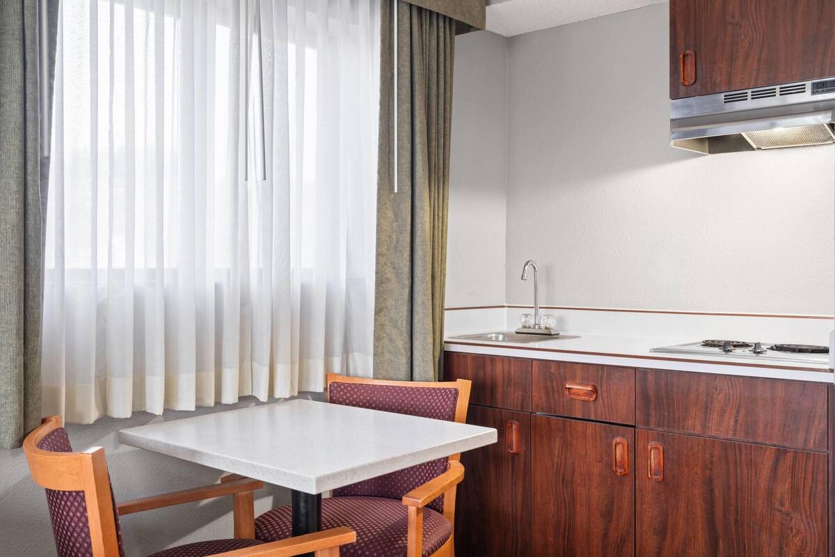 Efficiency, Habitación, 2 camas de matrimonio, no fumadores | Ropa de cama hipoalergénica, escritorio, cunas (de pago)