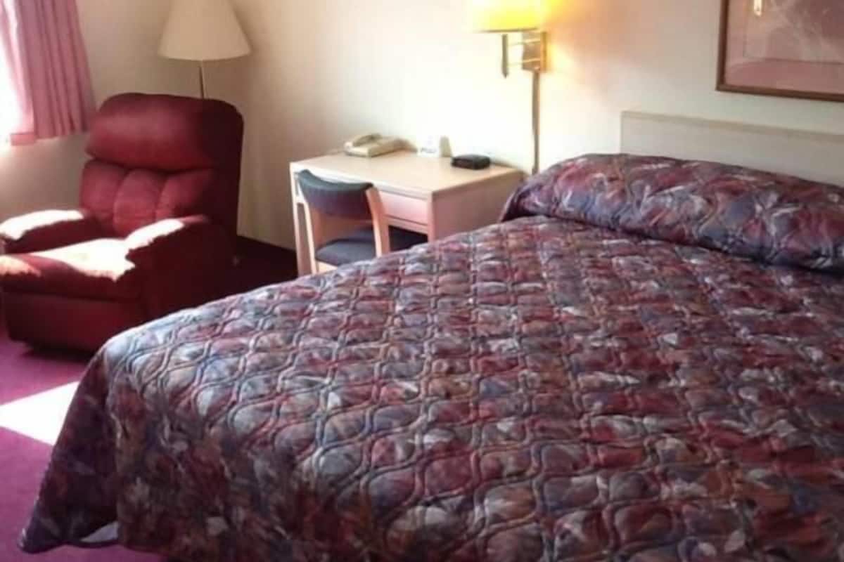 Premium bedding, individually decorated, individually furnished, desk