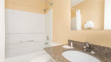 Tina con regadera, tina profunda, amenidades de baño gratuitas