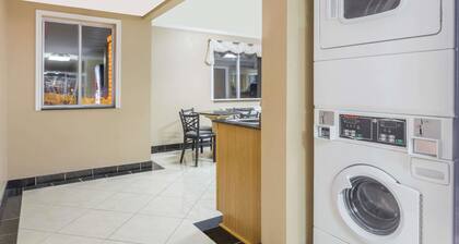 Super 8 by Wyndham Nephi