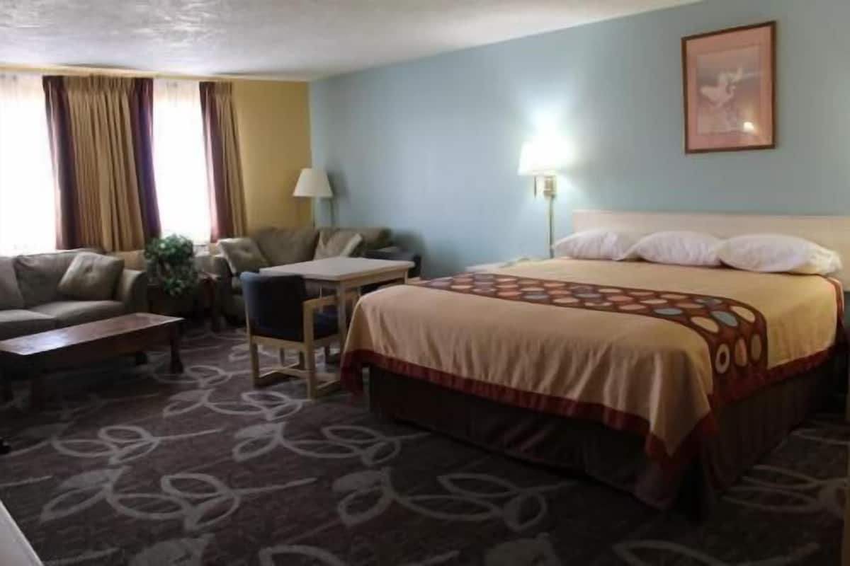 Premium bedding, individually decorated, individually furnished, desk