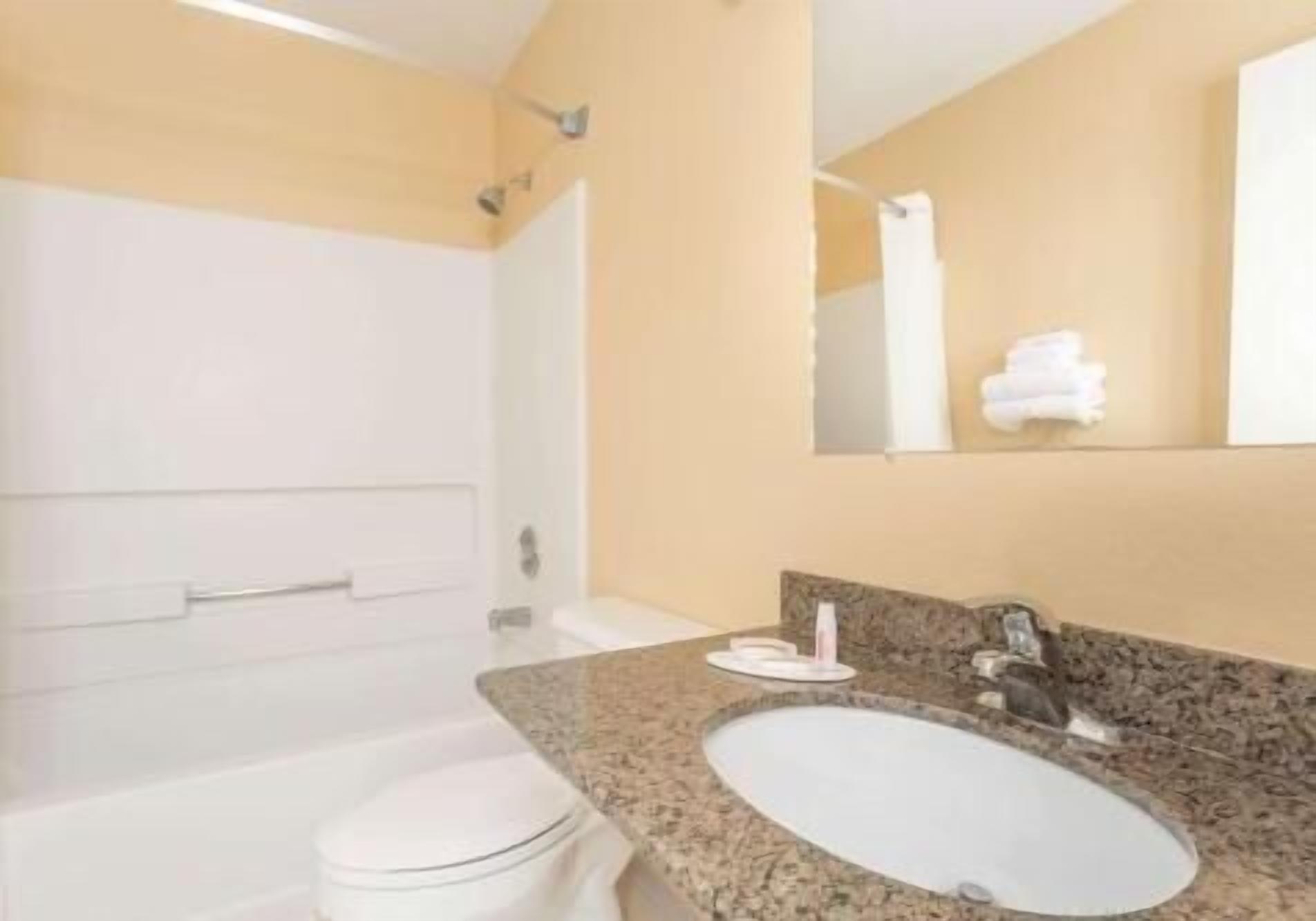 Bathroom | Combined shower/tub, deep soaking tub, free toiletries, hair dryer