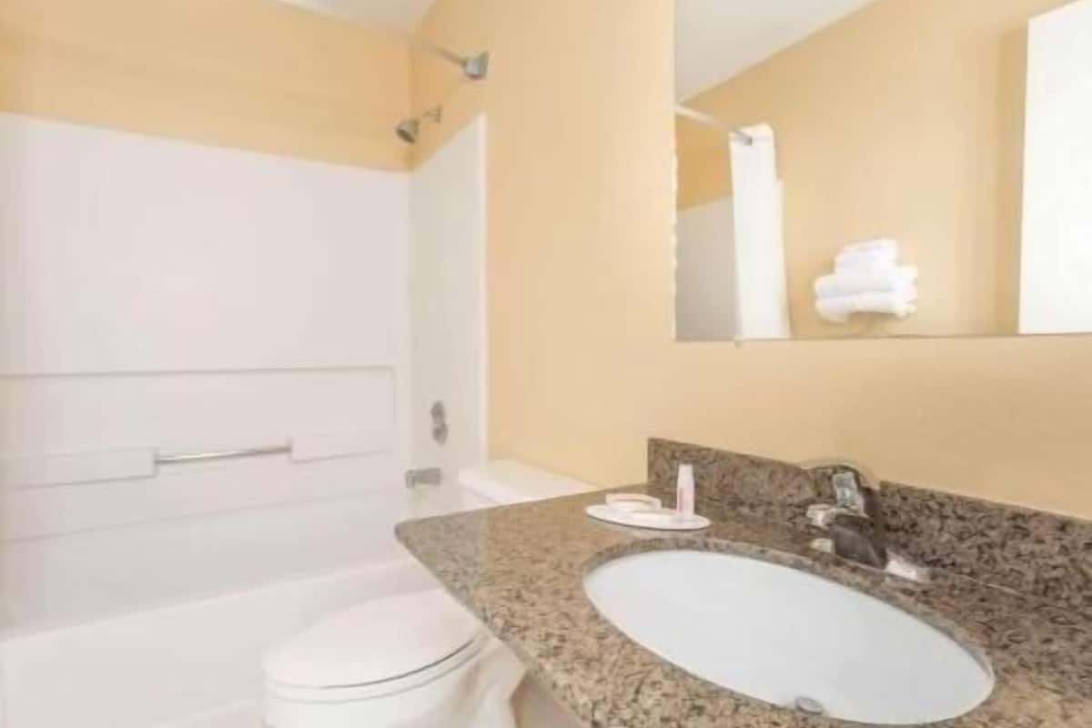 Bathroom | Combined shower/tub, deep soaking tub, free toiletries, hair dryer