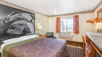 Individuell eingerichtet, Schreibtisch, laptopgeeigneter Arbeitsplatz