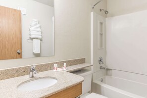 Combined shower/tub, free toiletries, hair dryer, towels - Super 8 by Wyndham Bend (Bend)