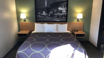 Studio Suite, 1 Katil Raja (King), Non Smoking | Peti besi dalam bilik, meja, ruang kerja komputer riba