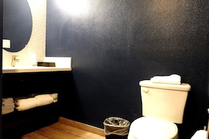 Habitación individual, 1 cama de matrimonio grande | Baño | Ducha y bañera combinadas, secador de pelo, toallas y jabón