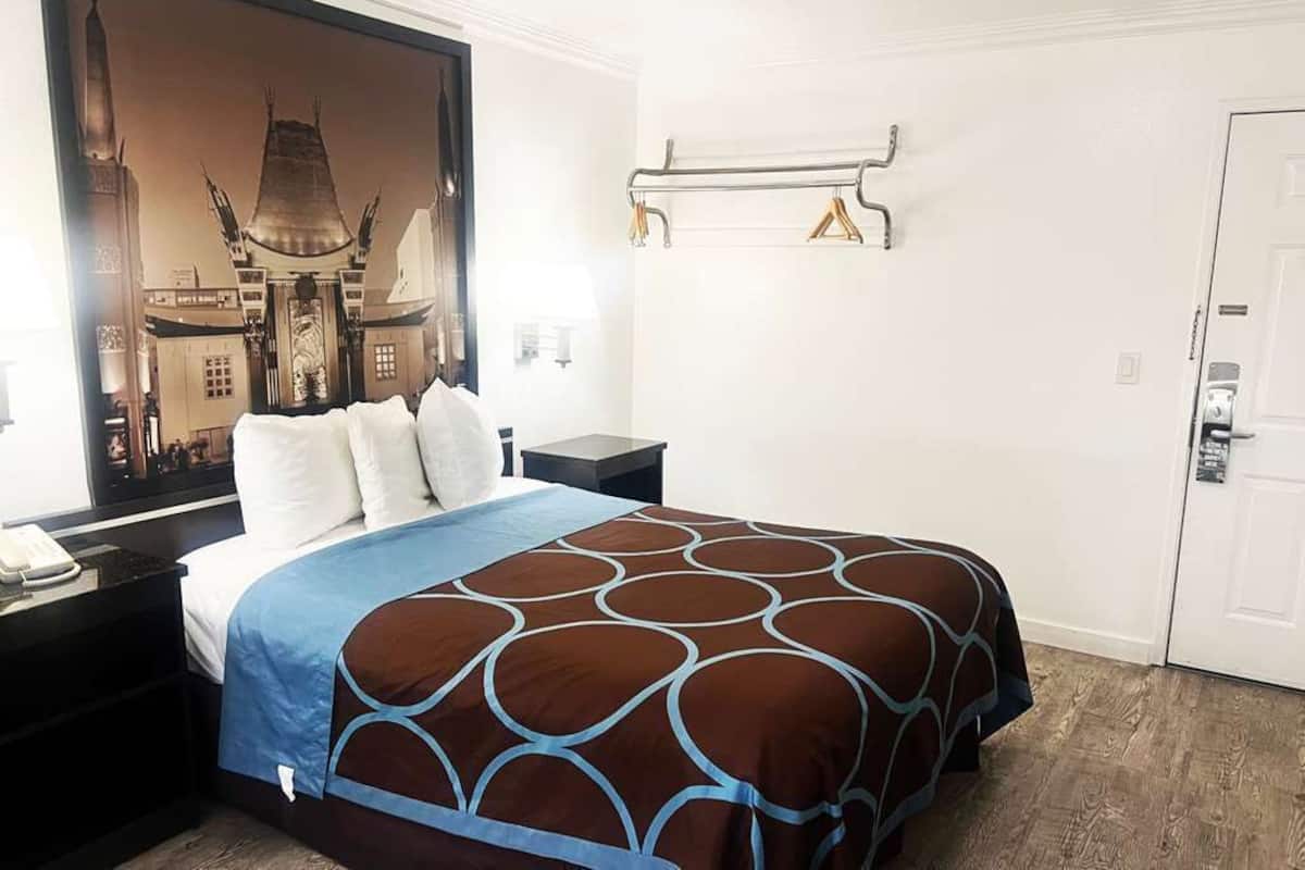 Habitación individual, 1 cama de matrimonio | Escritorio, wifi gratis, ropa de cama