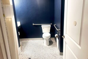 Combined shower/bathtub, hair dryer, towels - Super 8 by Wyndham Hollywood/LA Area (Los Angeles)