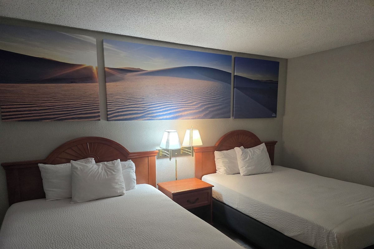 Habitación doble estándar | Escritorio, tabla de planchar con plancha, wifi gratis y ropa de cama