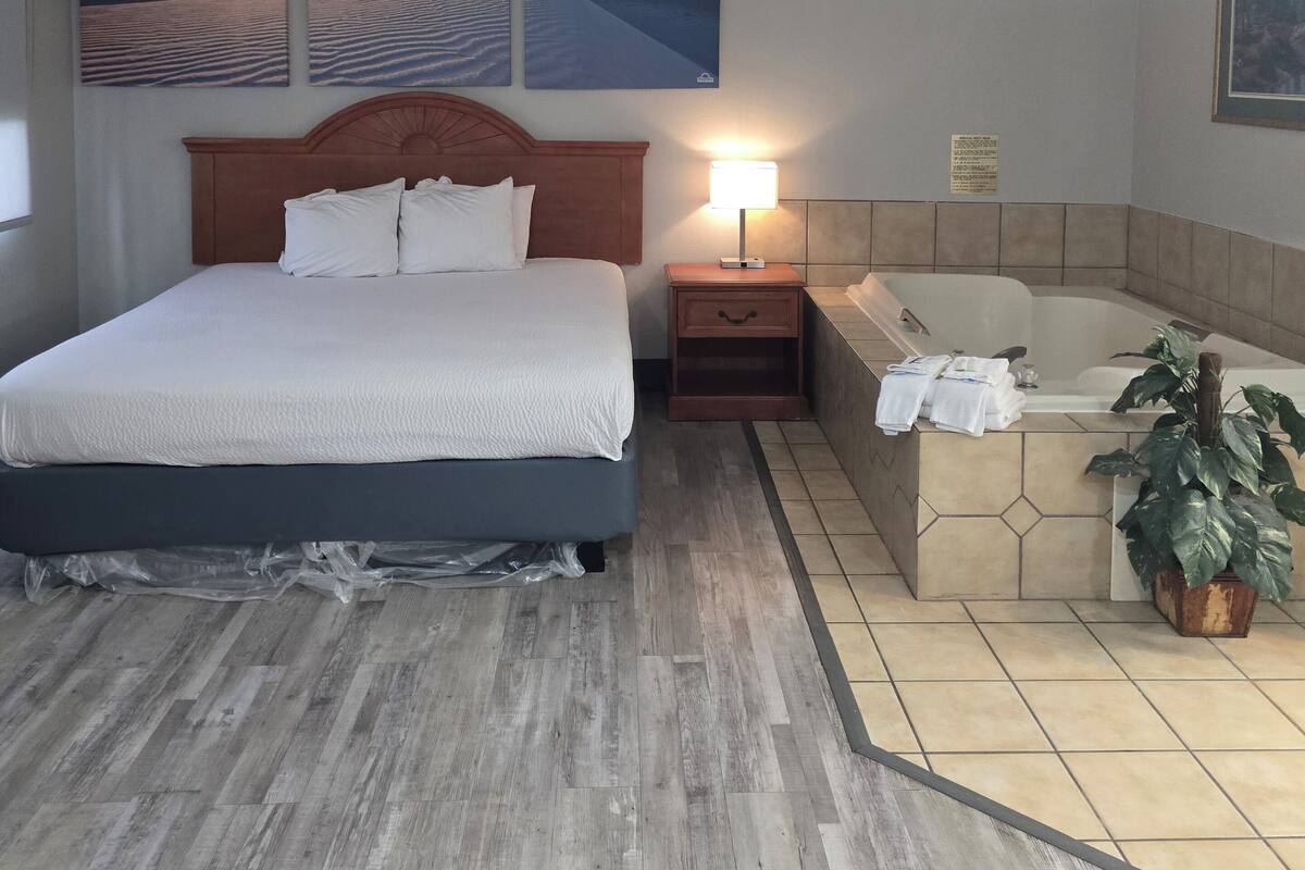 Standaard studio suite, 1 kingsize bed, bubbelbad | Een bureau, een strijkplank/strijkijzer, gratis wifi, beddengoed