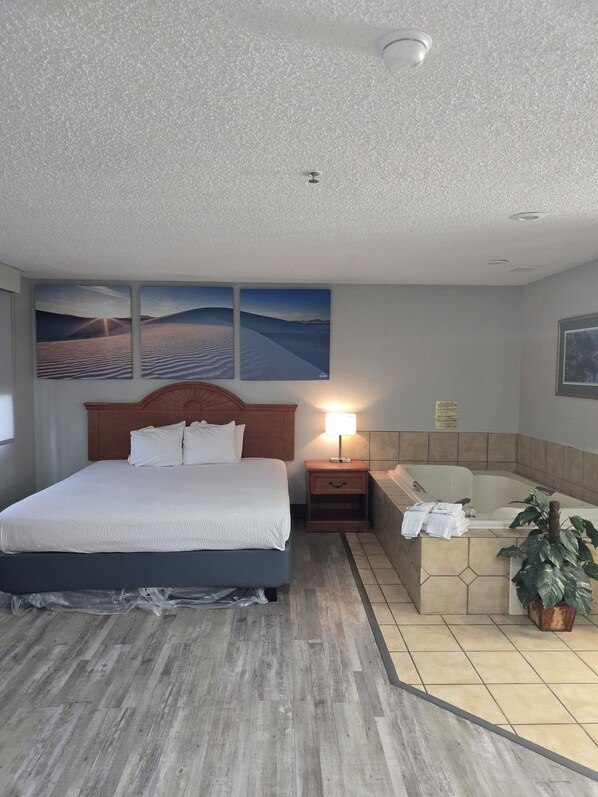 Standard Studio Suite, 1 King Bed, Jetted Tub | Desk, iron/ironing board, free WiFi, bed sheets - Antelope Inn and Suites (Clearfield)