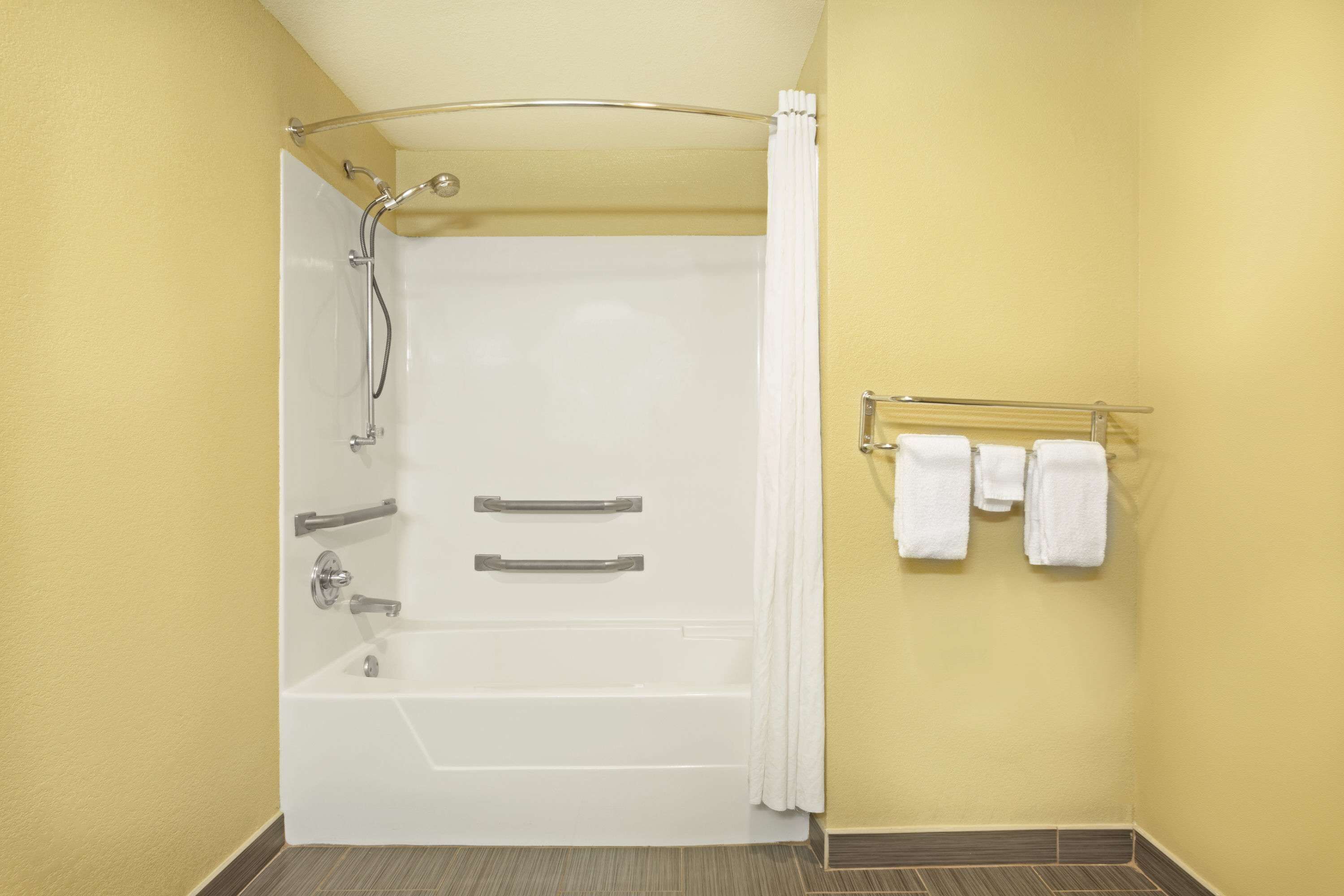 Combined shower/bathtub, free toiletries, hair dryer, towels