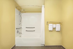 Bañera con ducha, artículos de tocador gratuitos, secador de pelo