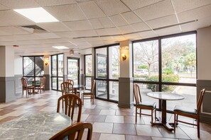Breakfast area - Port Allen Inn (Port Allen)