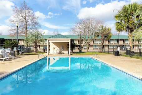 Una piscina al aire libre