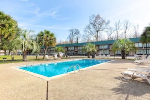 Outdoor pool - Port Allen Inn (Port Allen)