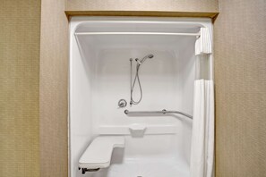 Habitación estándar, 1 cama King size, con acceso para personas discapacitadas | Baño | Tina con regadera, amenidades de baño gratuitas, secadora de cabello 