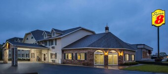 Super 8 by Wyndham Reedsburg