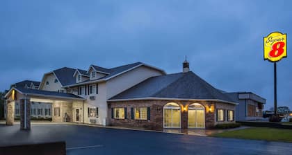 Super 8 by Wyndham Reedsburg
