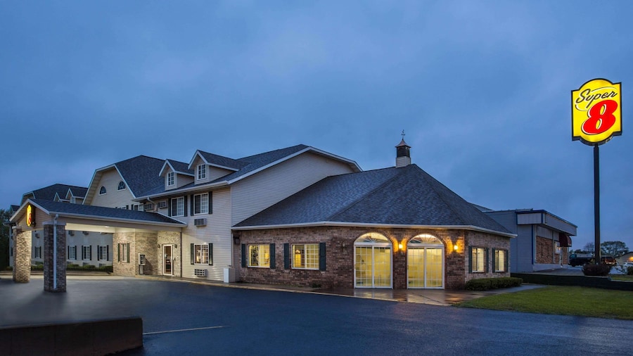Super 8 by Wyndham Reedsburg