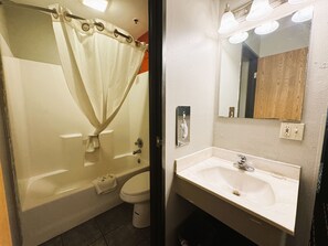 Standard Room, 1 King Bed | Bathroom | Combined shower/tub, free toiletries, hair dryer, towels