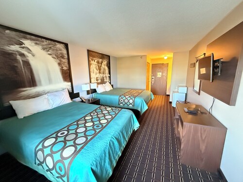 Super 8 by Wyndham Reedsburg