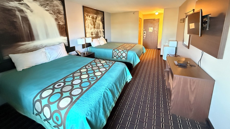 Super 8 by Wyndham Reedsburg