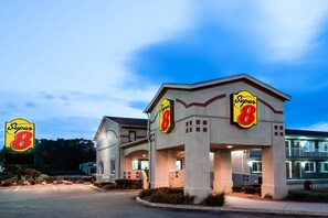 Exterior - Super 8 by Wyndham Guelph (Guelph)