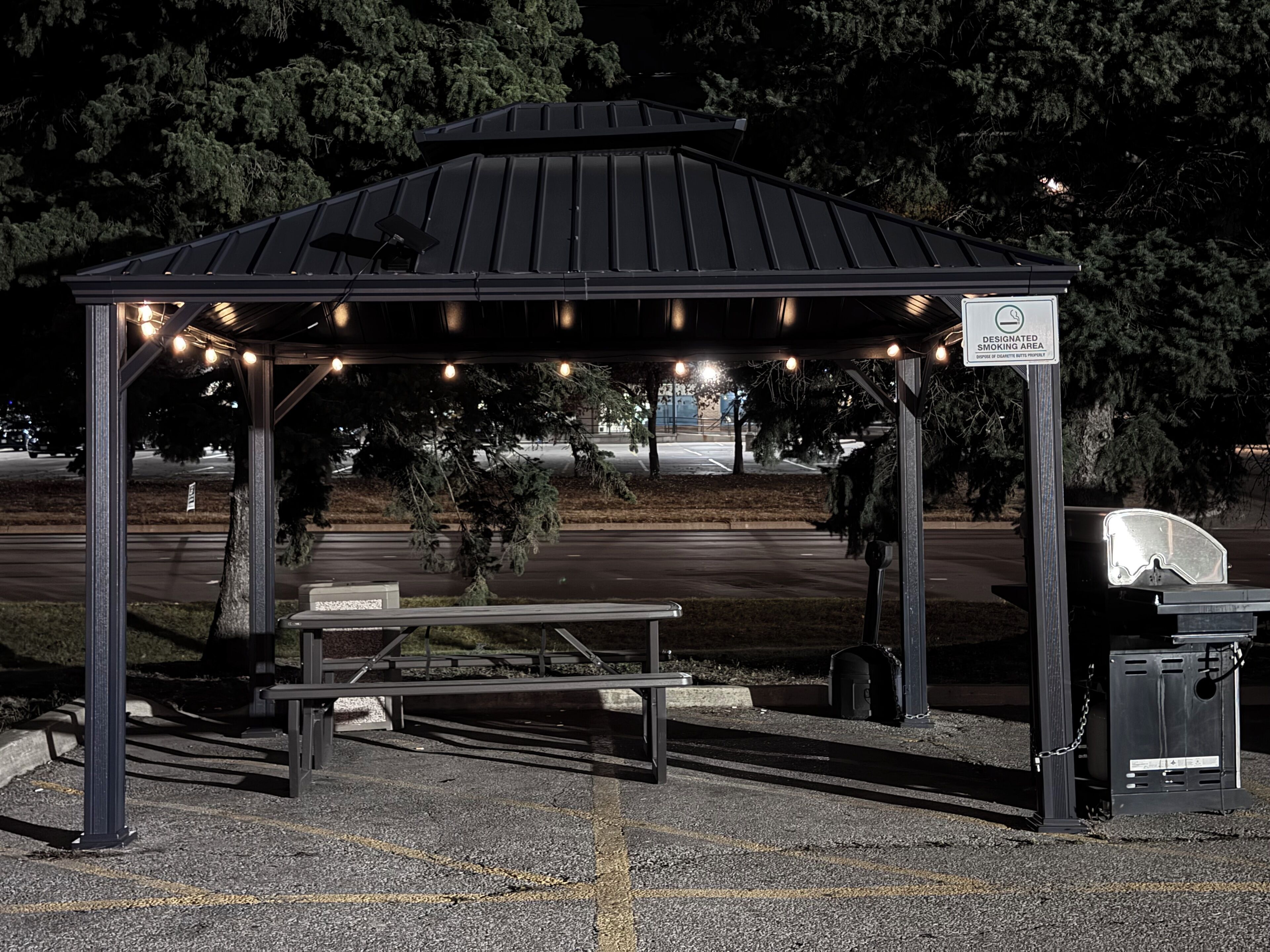 Un kiosque doté d’un toit, de bancs et d’une poubelle.