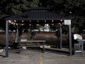 Gazebo - Super 8 by Wyndham Guelph (Guelph)